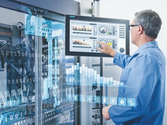 Operario trabajando con sistema HMI (Human Machine Interface)