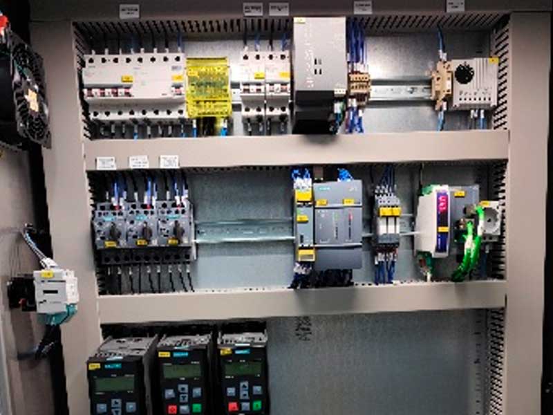 Cuadro eléctrico en planta industrial