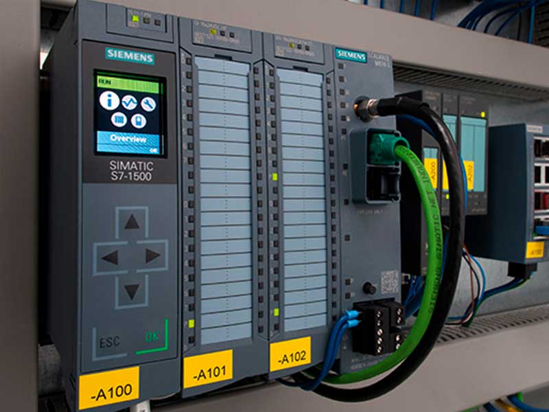 Instalación con cuadro eléctrico moderno Siemens Simatic