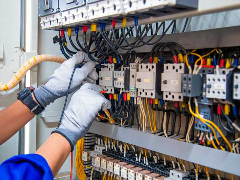 Operario preparando instalación eléctrica en industria