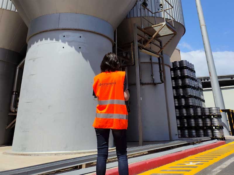 Operaria de Cronexa en una instalación industrial de un cliente