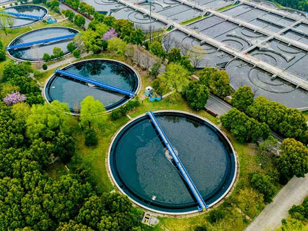 Vista aérea de planta depuradora con sistemas de tratamiento y control del ciclo del agua mediante automatización industrial
