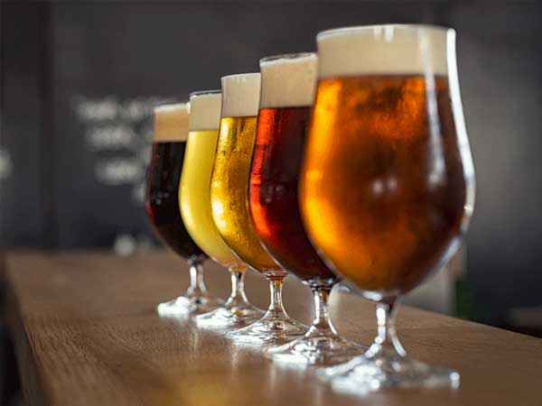 Vasos de cerveza artesanal en barra