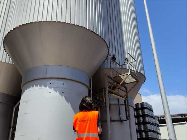 Técnico de Cronexa inspeccionando tanques de fermentación en planta cervecera con sistemas de automatización industrial