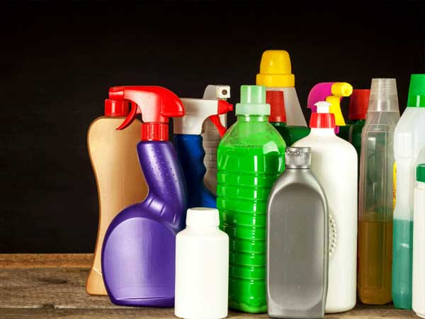 Envases de productos químicos domésticos representando control, seguridad y eficiencia en procesos de automatización industrial en la industria química