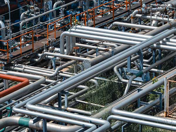 Tuberías y sistemas de conducción en planta industrial